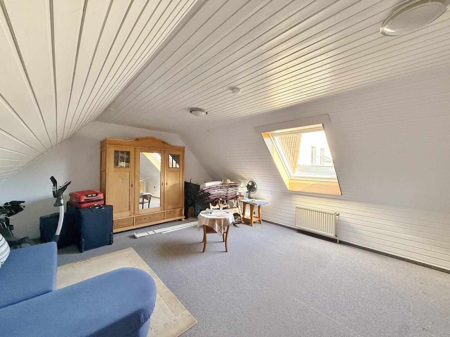 rückwärtiges Haus / OG / geräumiges Zimmer