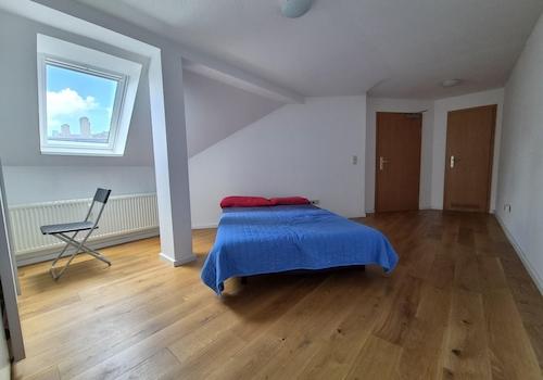 Schlafzimmer 2 / Zugang Treppe