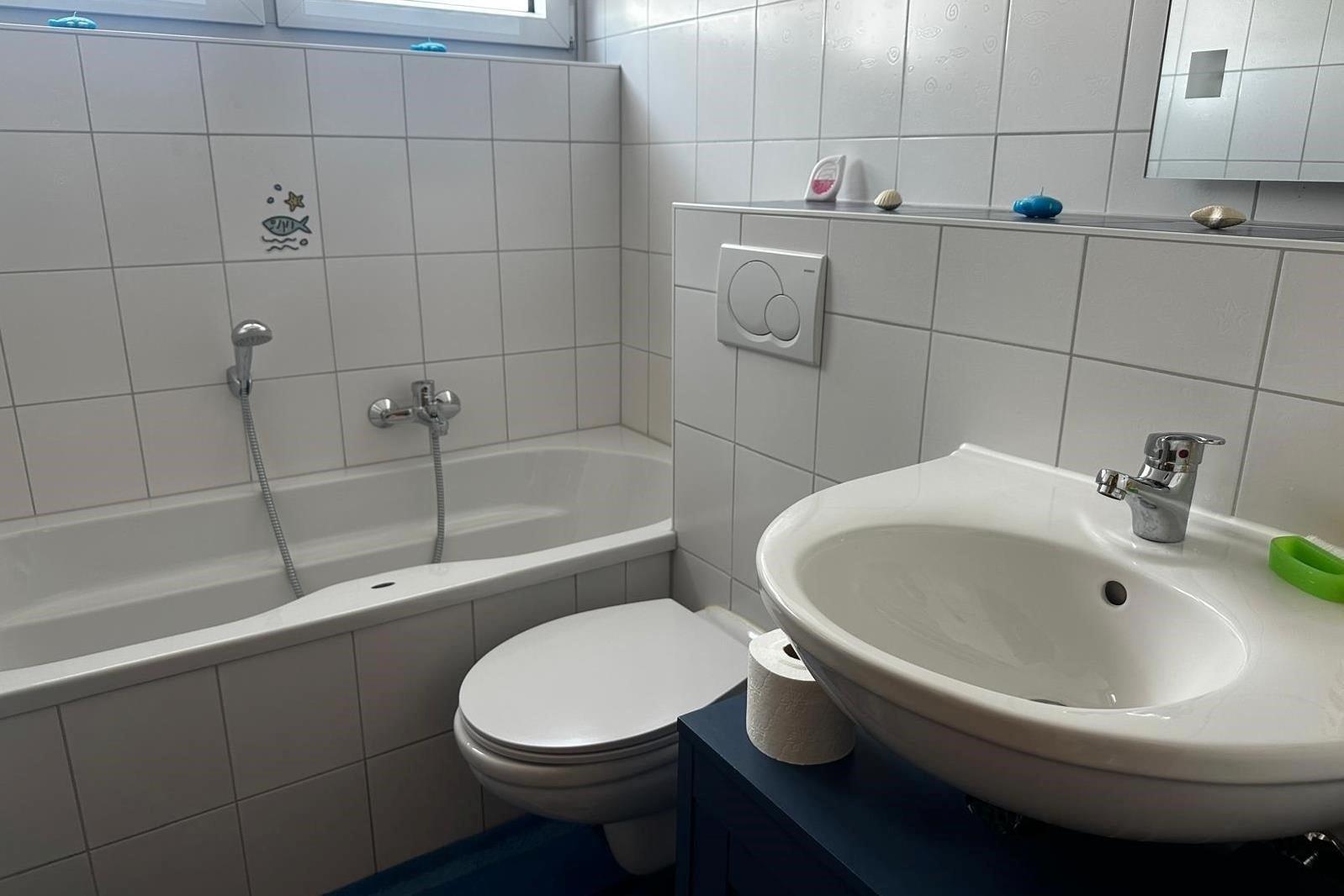 Bad mit Wanne und WC