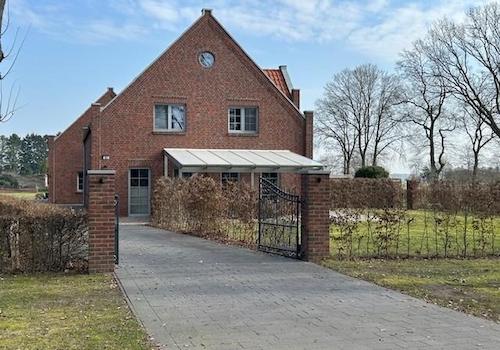 Vorderansicht mit Einfahrt