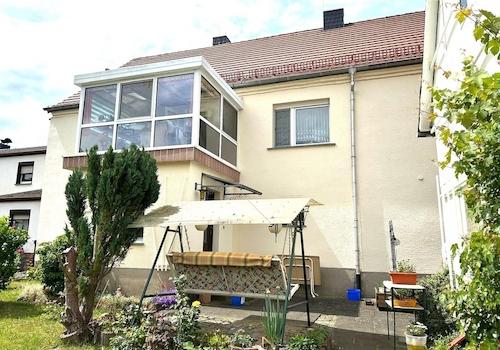 Hausansicht mit Wintergarten