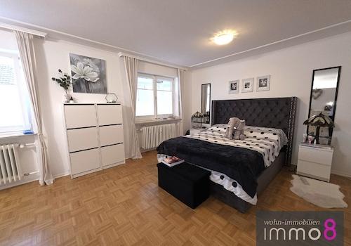 geräumiges Schlafzimmer