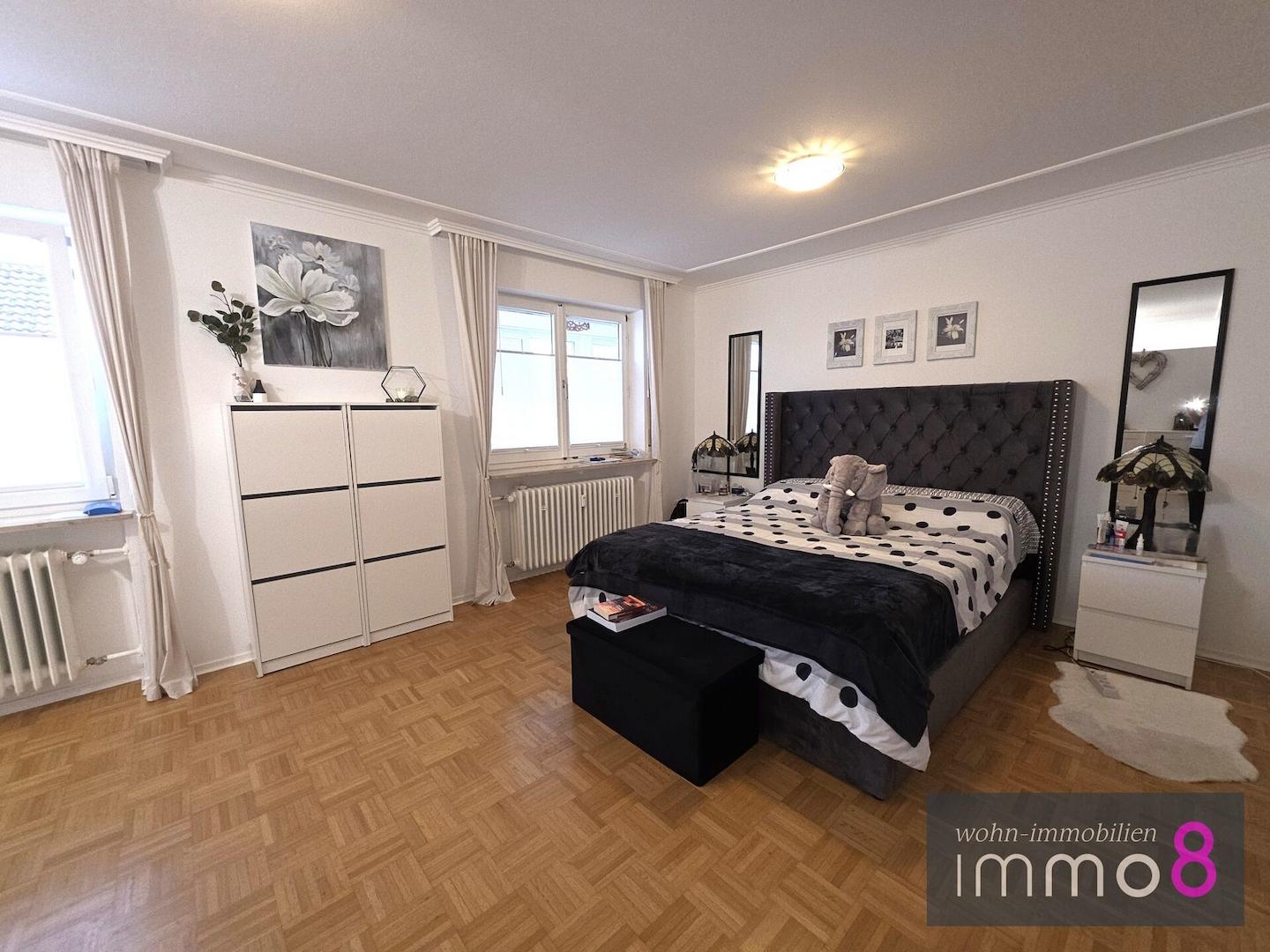 geräumiges Schlafzimmer