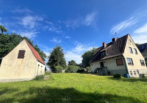 Ansicht mit Nebengebäude