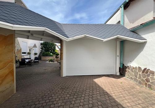 Garage mit elektr. Rolltor