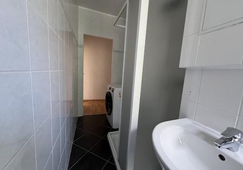 Bad mit Dusche und Waschmaschine