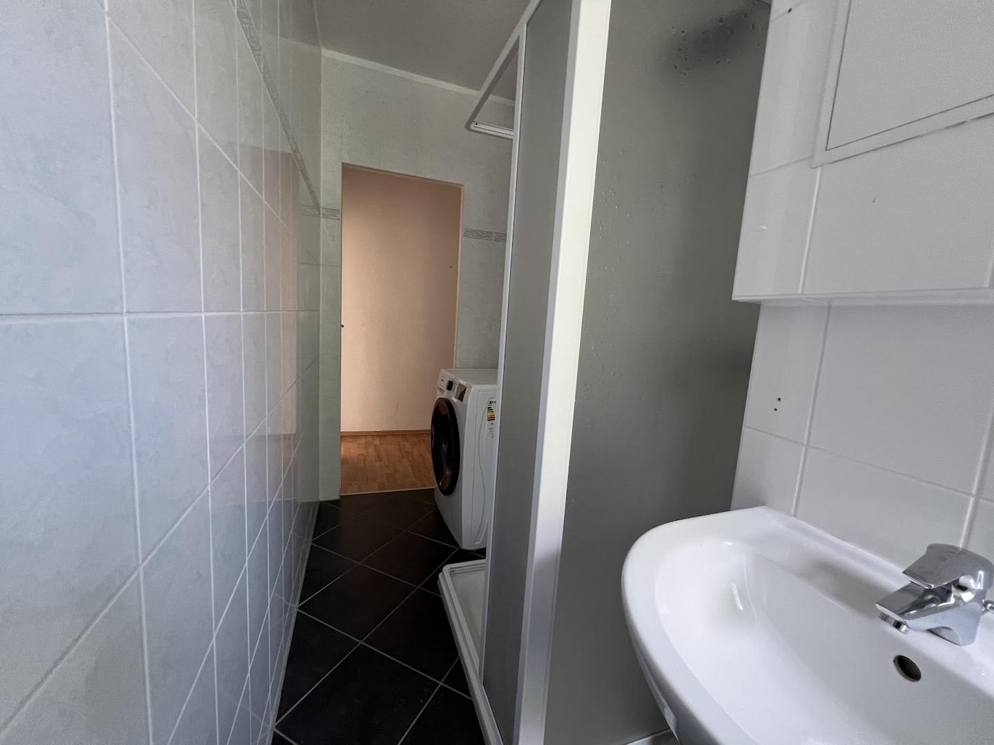 Bad mit Dusche und Waschmaschine
