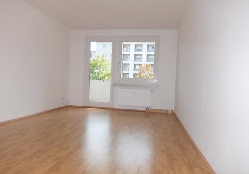 Wohnzimmer mit Balkonzugang