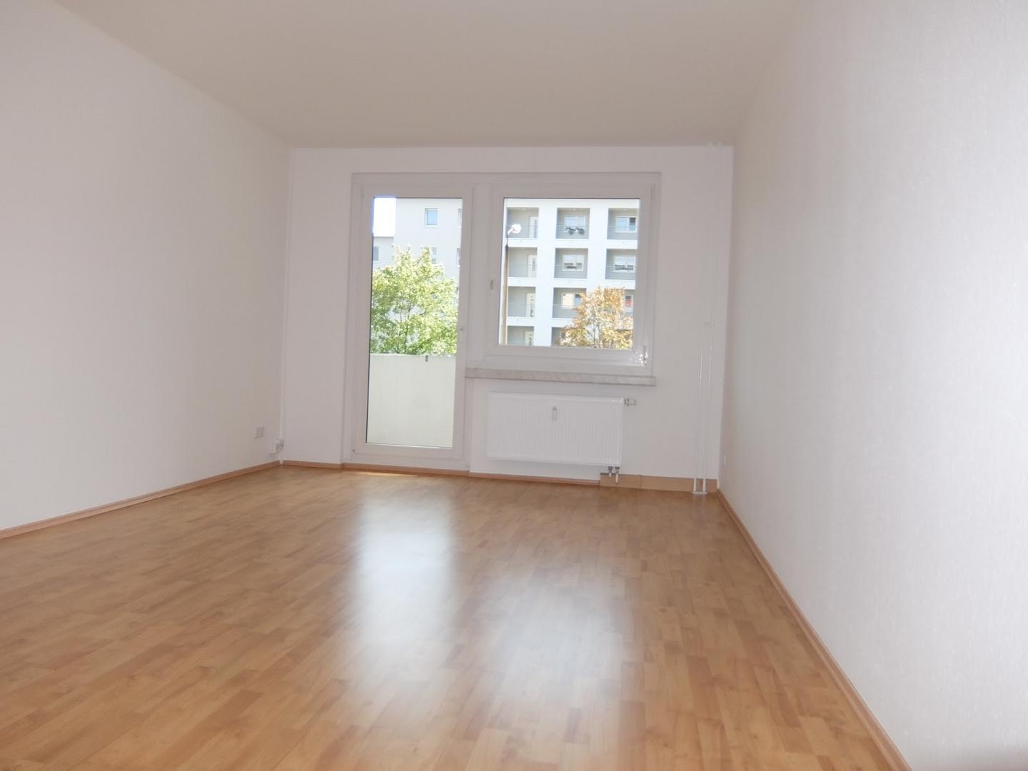 Wohnzimmer mit Balkonzugang