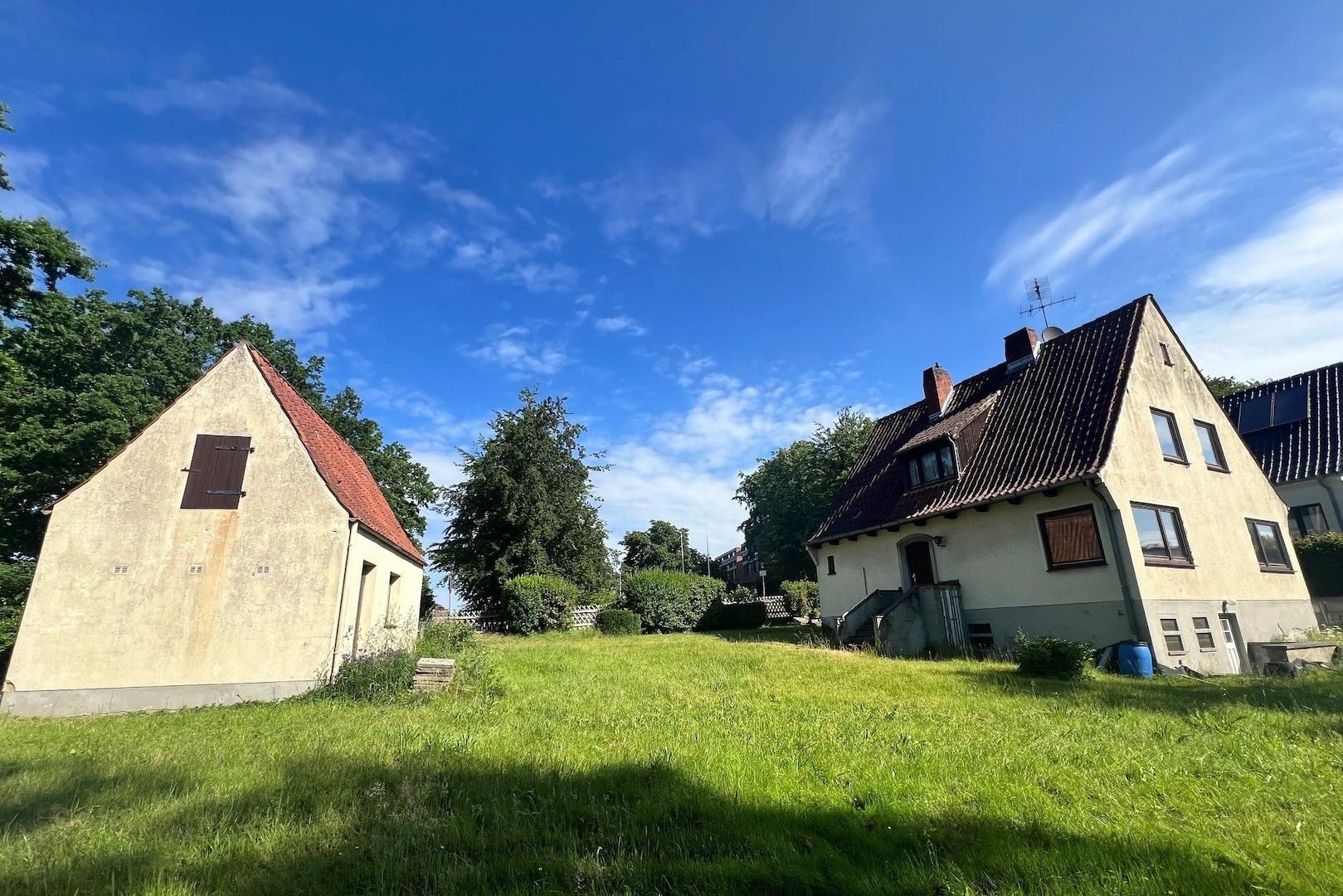 Ansicht mit Nebengebäude