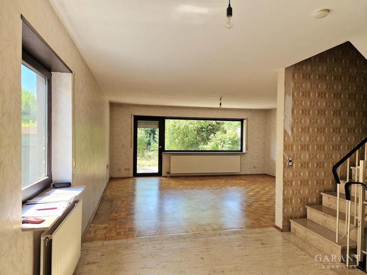 Blick vom Esszimmer zum Wohnbereich