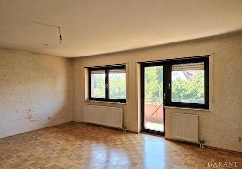 Schlafzimmer mit Zugang zum Balkon