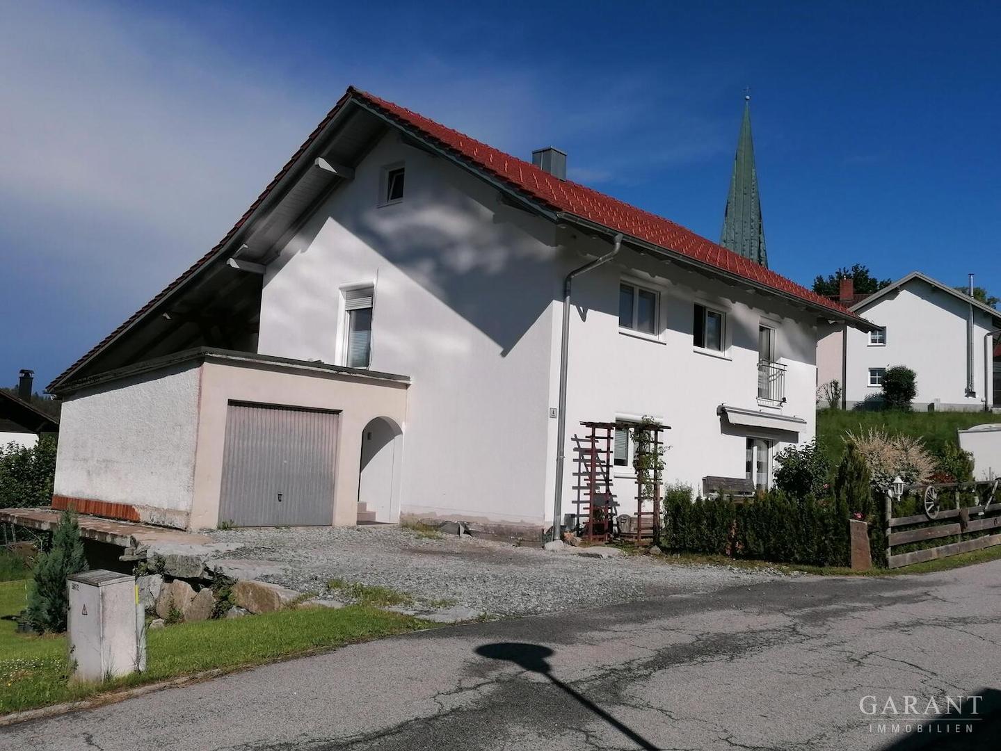 Außenansicht mit Garage