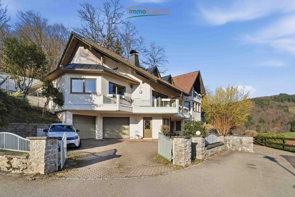 Das Haus mit Einfahrt von vorne