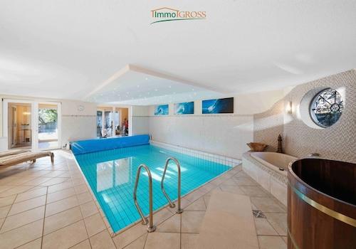 1. OG - Indoorpool mit Zugang zur Terrasse