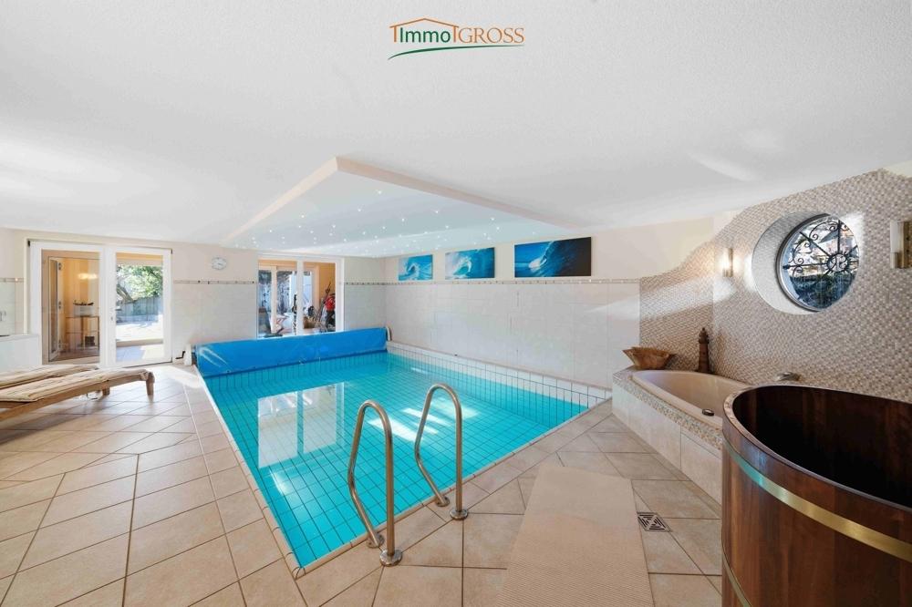 1. OG - Indoorpool mit Zugang zur Terrasse