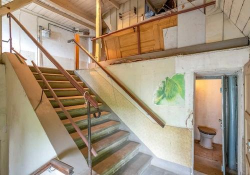 Treppenhaus mit WC-Anlage