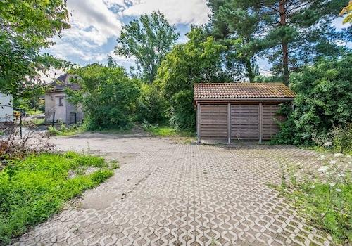 Gepflasterte Stellflächen & Carport