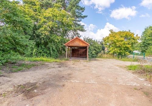 Grundstück mit Stellflächen und Carport