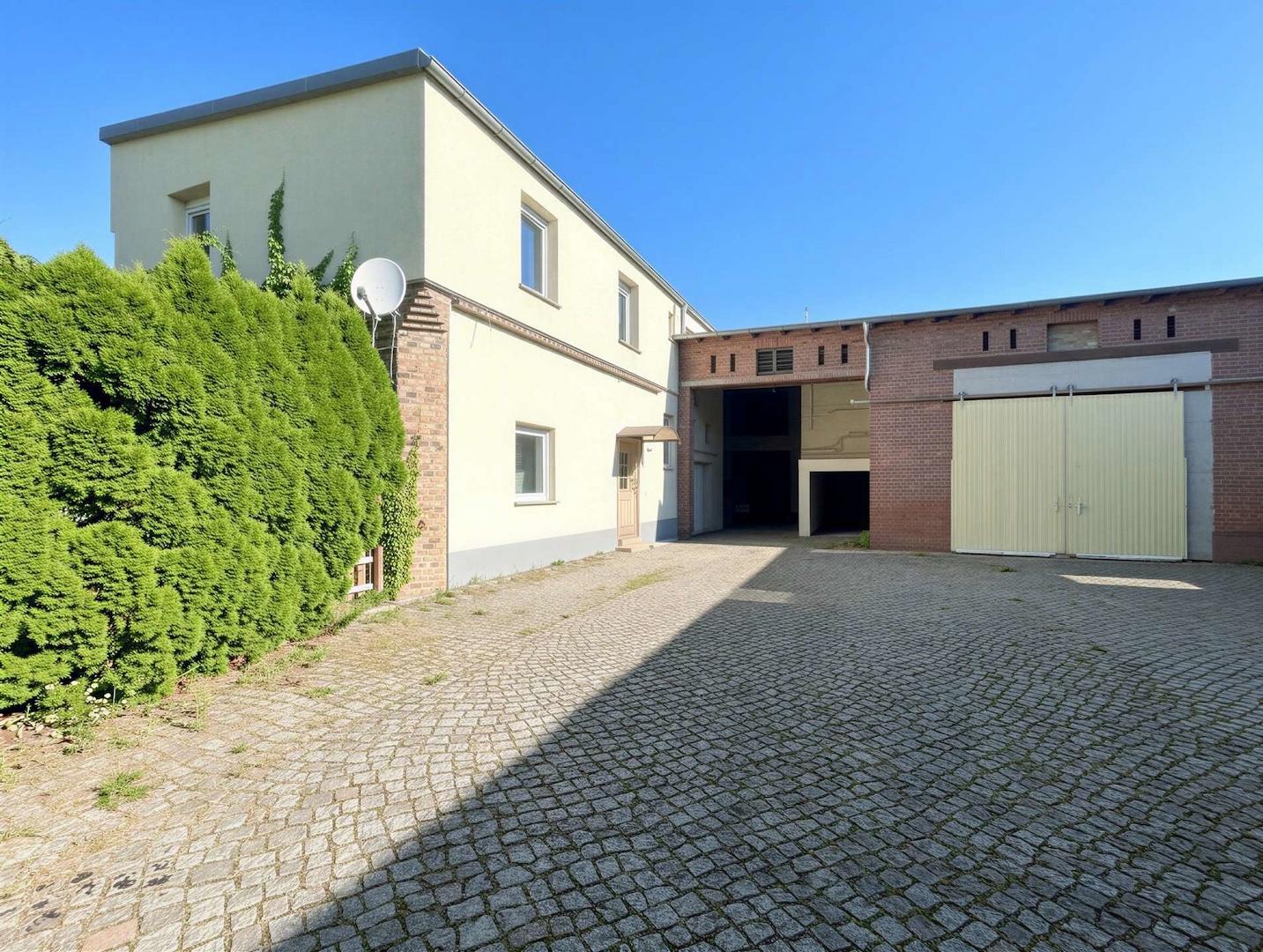 Hinterhaus mit Nebengelassen