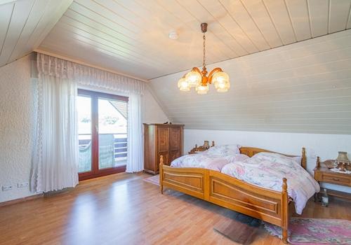 Schlafzimmer 1