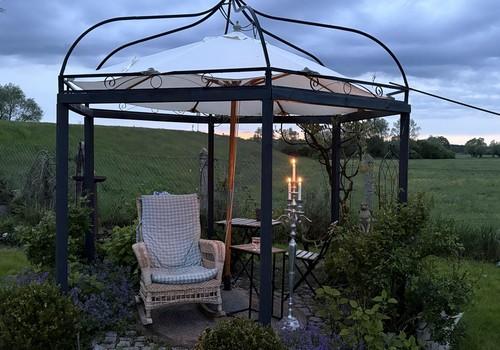 Pavillon am Abend