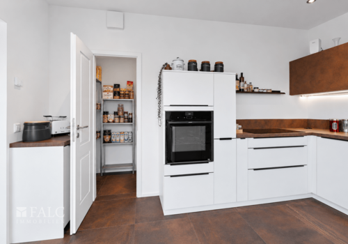 Küche - Blick in die Speisekammer