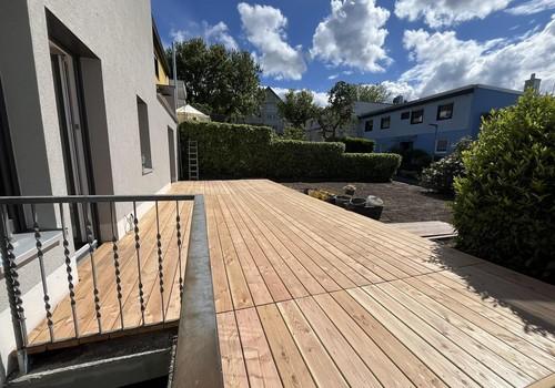 Terrasse und Kellerabgang