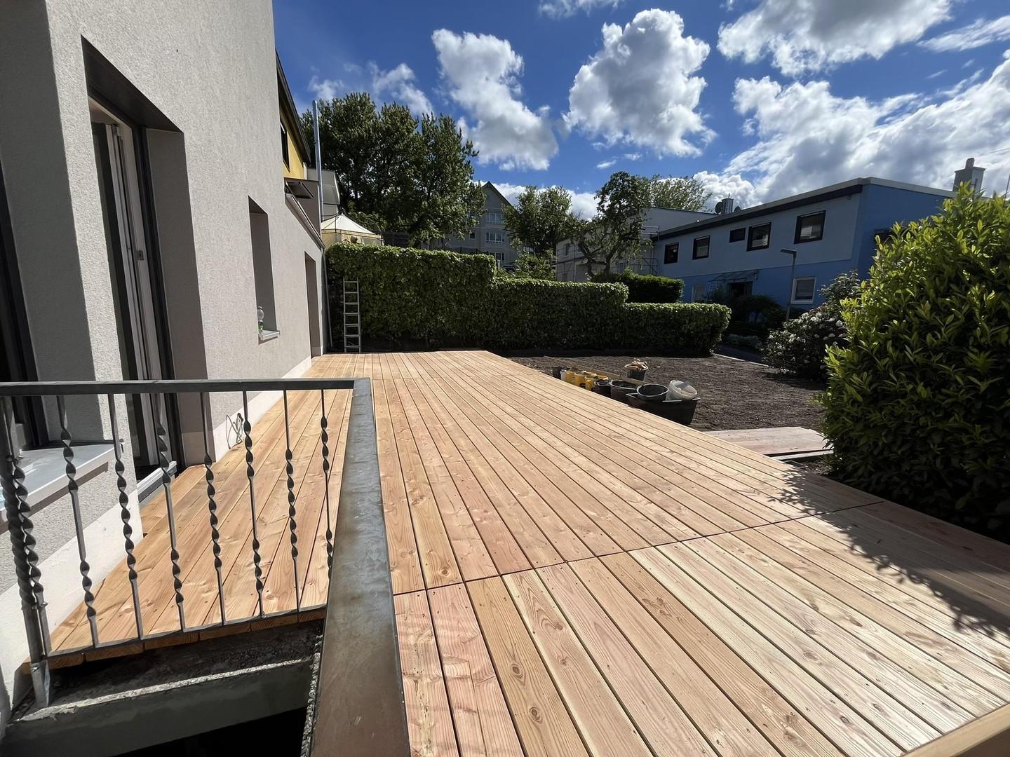 Terrasse und Kellerabgang