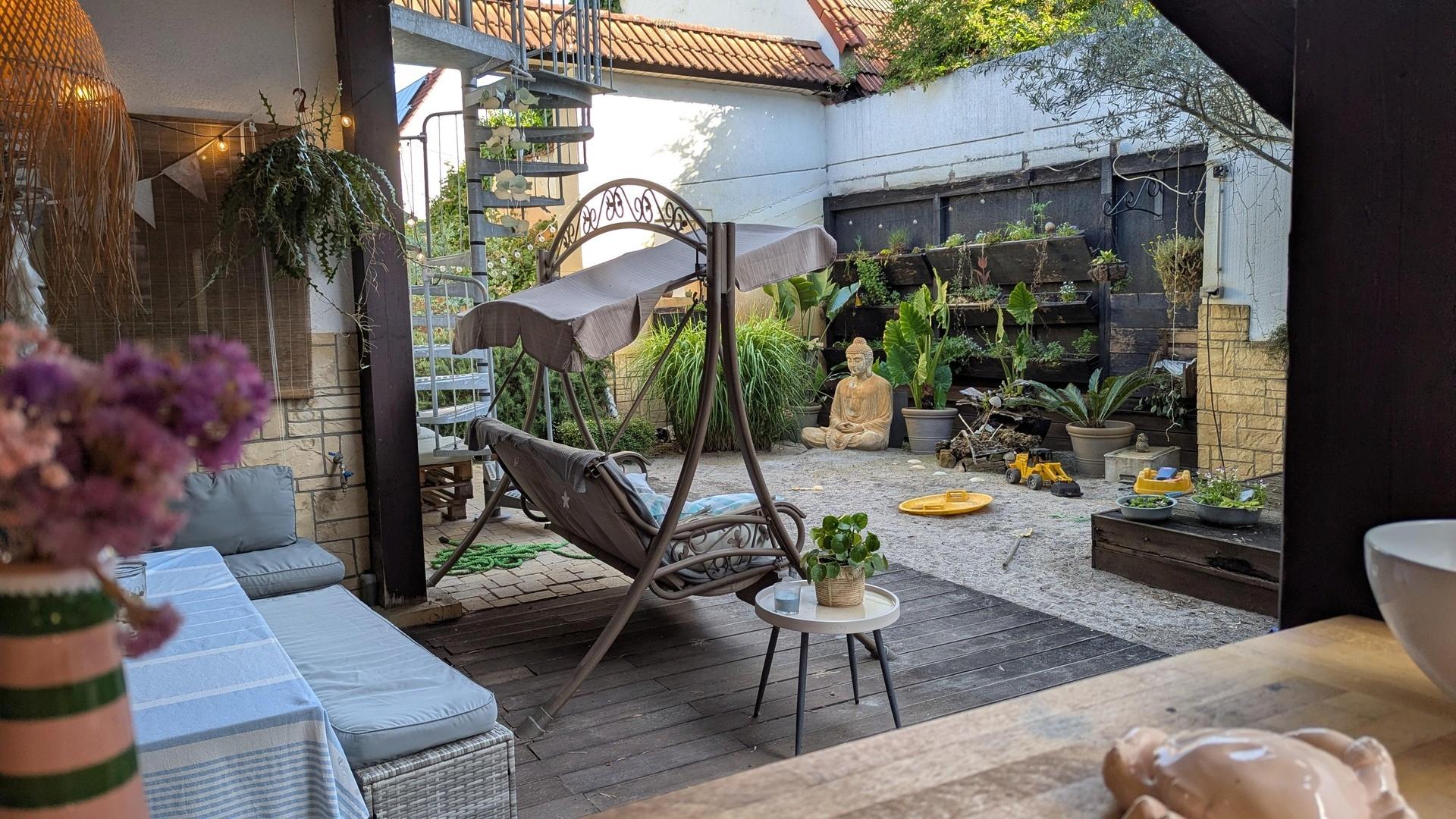 Blick von Bar in Innenhof