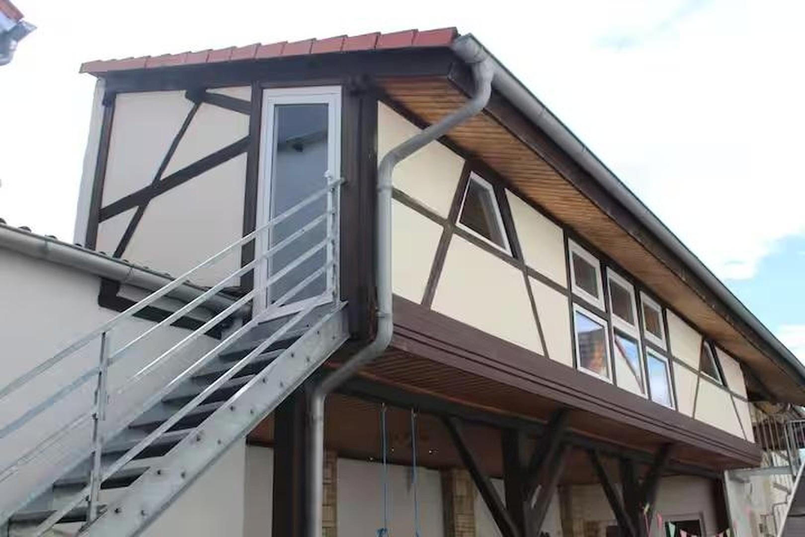 Anbau mit Bar darunter