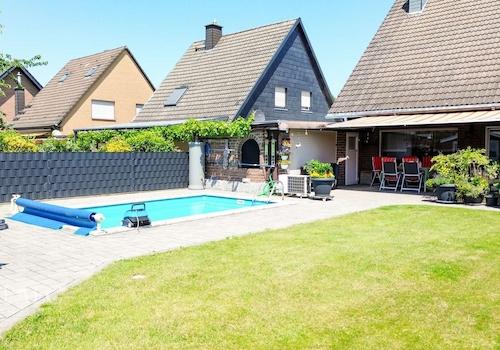 Außenansicht mit Pool