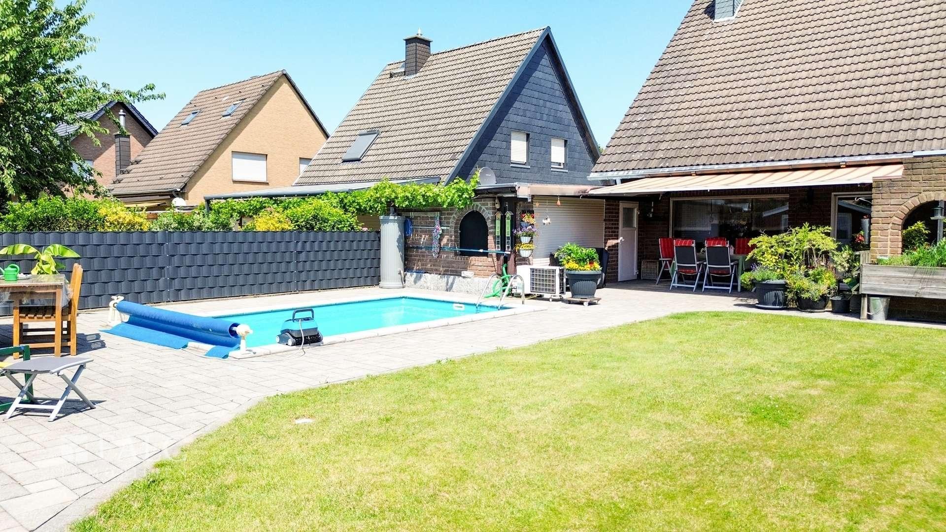 Außenansicht mit Pool