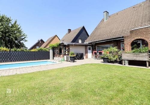 Außenansicht mit Garten und Pool