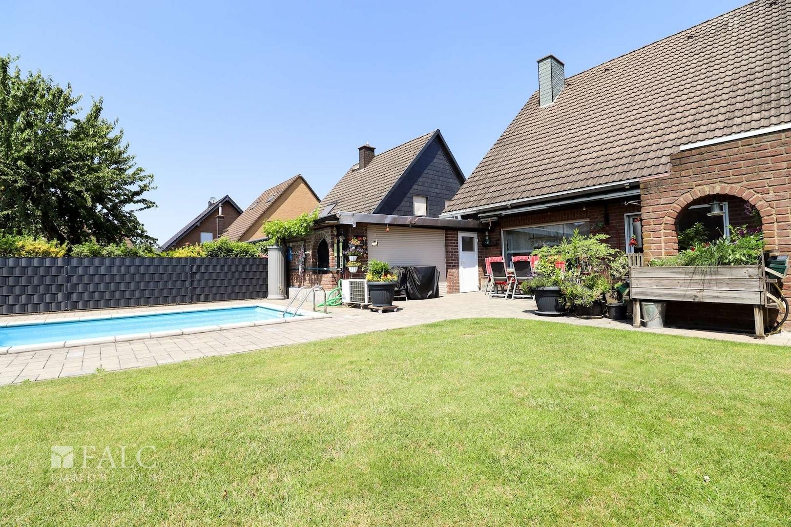 Außenansicht mit Garten und Pool