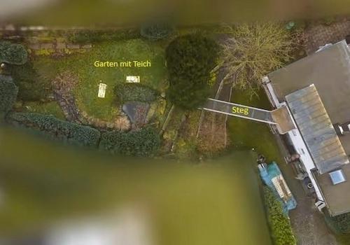 Garten mit Seerosen-Teich