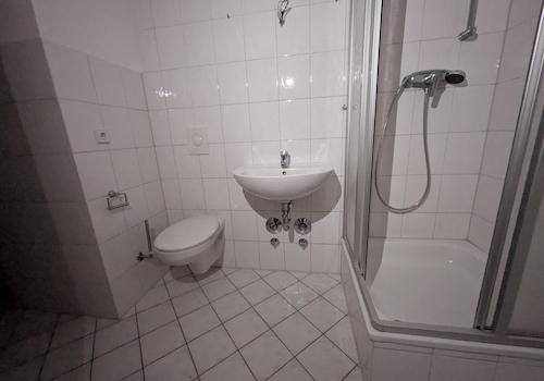 Bad mit Badewanne und Dusche
