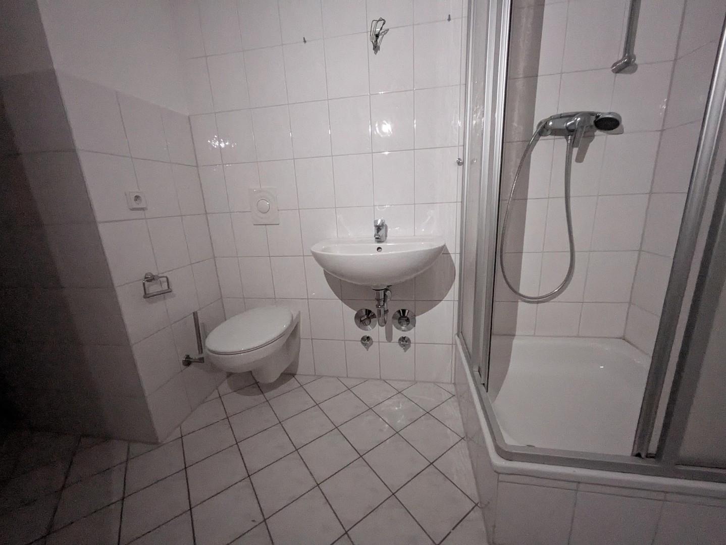 Bad mit Badewanne und Dusche