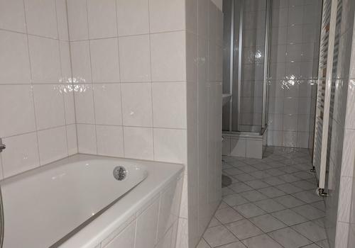 Bad mit Badewann und Dusche