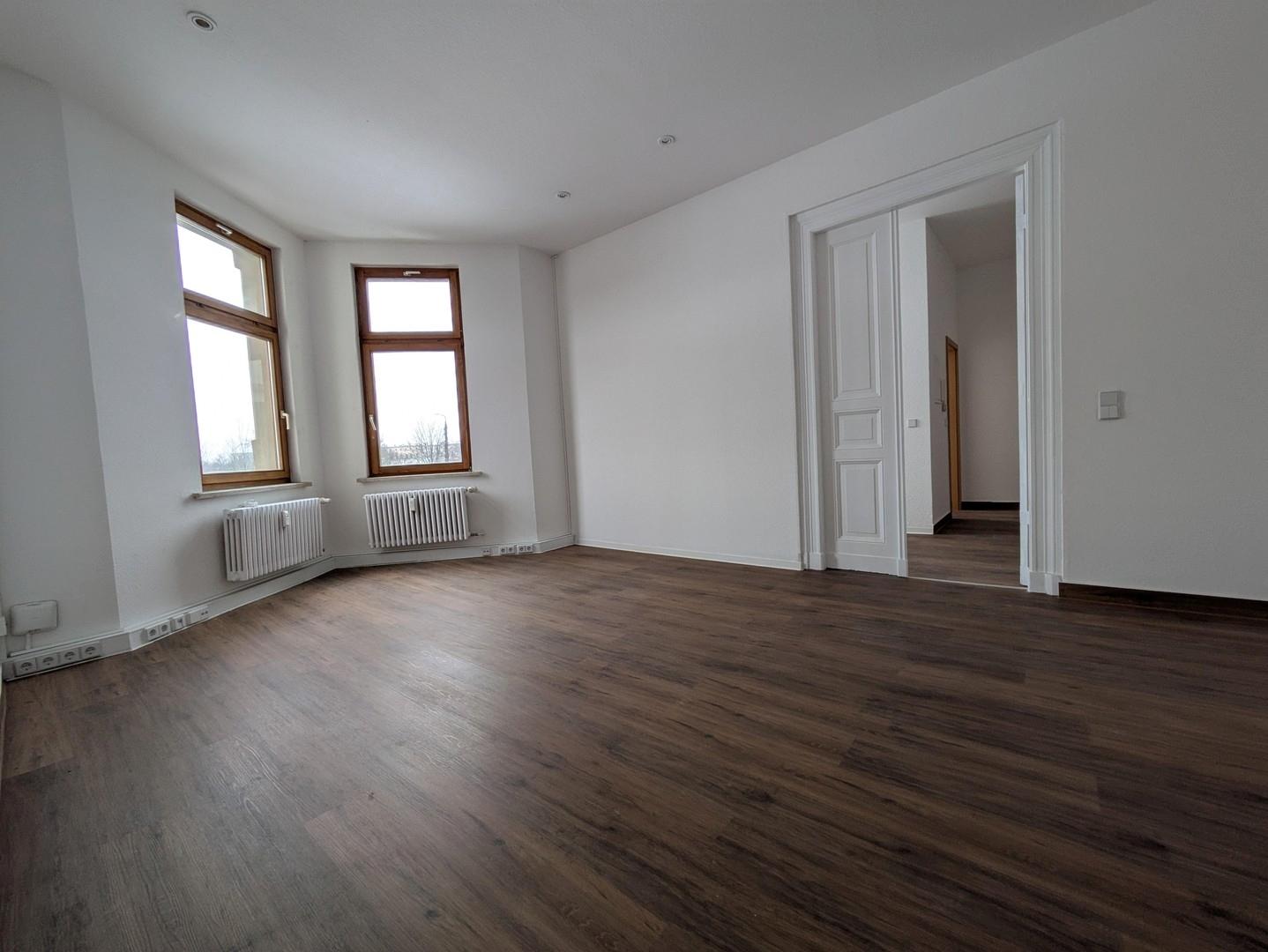 großes Zimmer mit Erker
