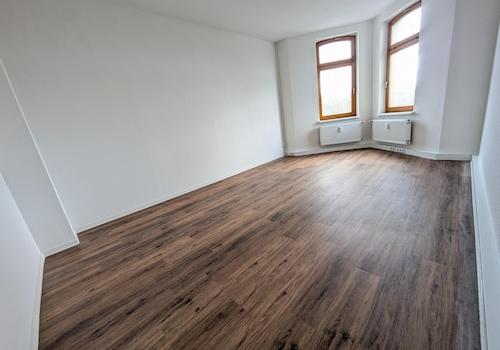 großes Zimmer mit Erker