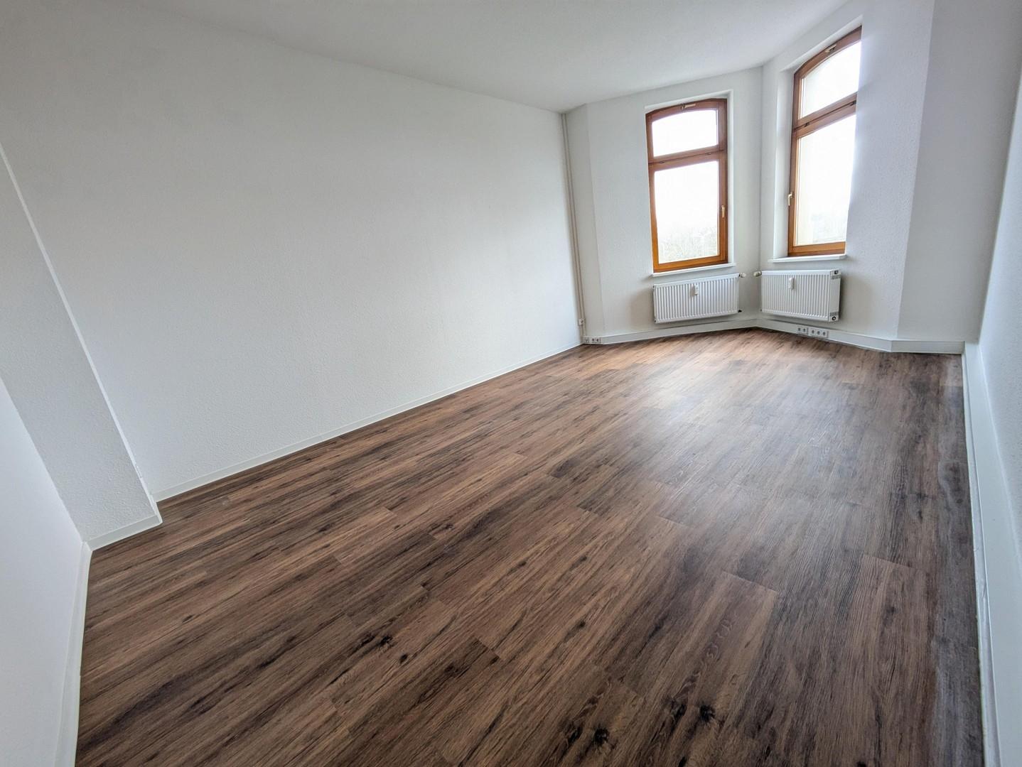 großes Zimmer mit Erker