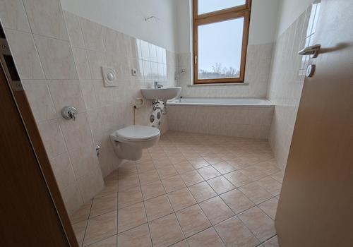 Bad mit Fenster und Badewanne