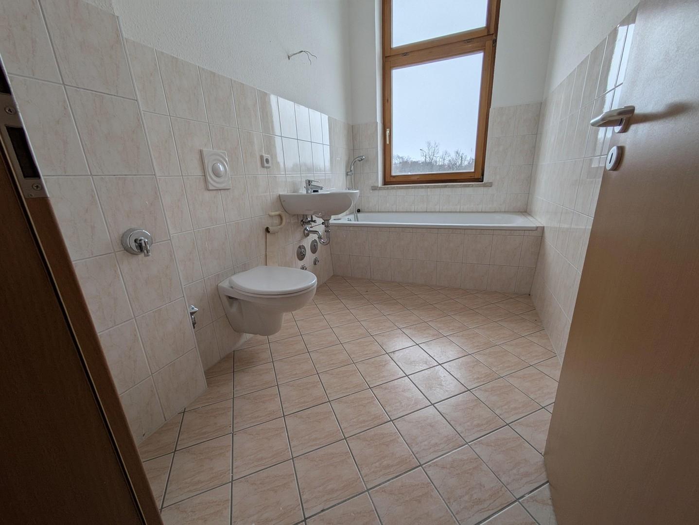 Bad mit Fenster und Badewanne