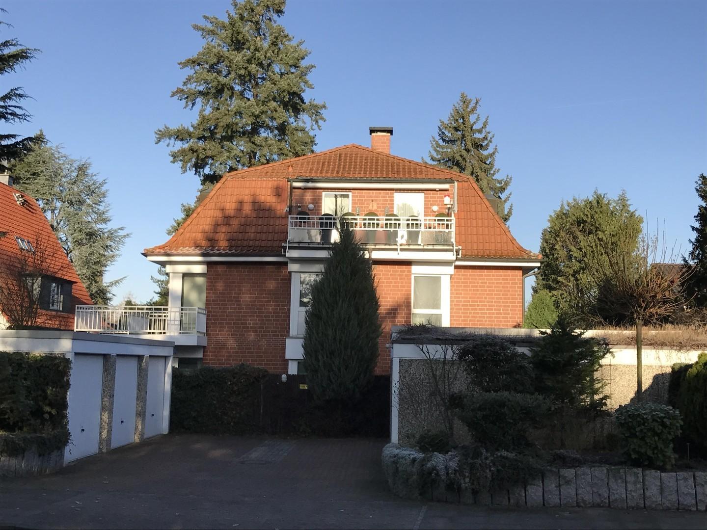 Außenansicht mit Garage