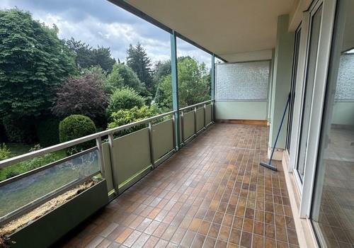 großer Balkon mit Blick Garten