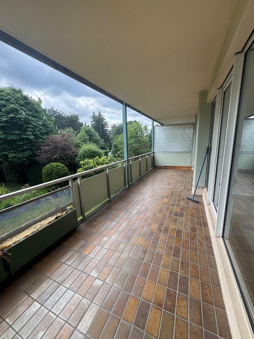 großer Balkon mit Blick Garten