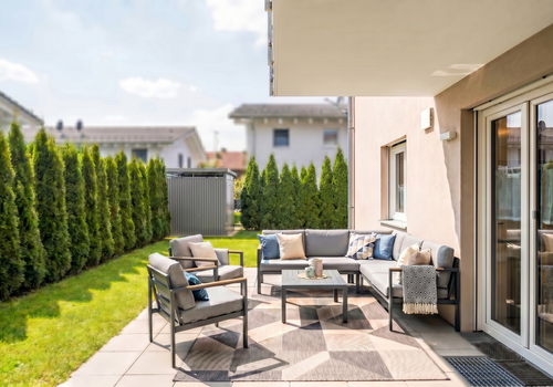 Terrasse und Gartenhaus