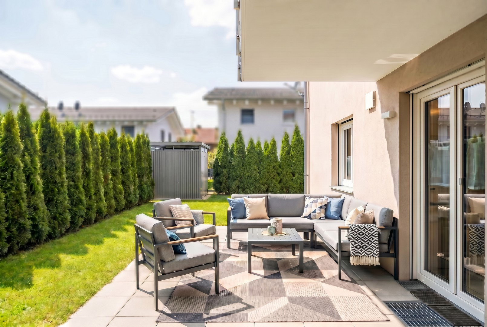 Terrasse und Gartenhaus