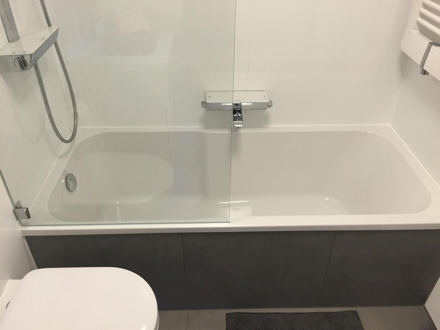 Badewanne mit Dusche